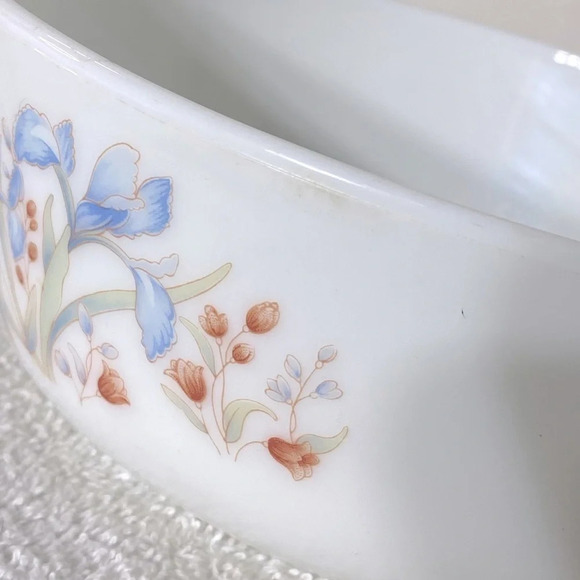 Vintage England Pyrex Blue Iris Round Casserole Dish  Bowl - Picture 2 of 13